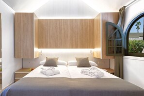 1 bedroom, desk, free cots/infant beds, bed sheets