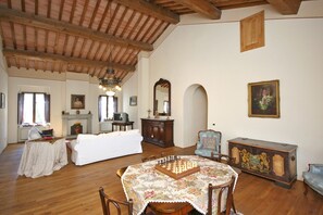 Vila panorâmica, vários quartos (Villa Capolona) | Opções para refeição no quarto