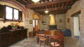 Panoramic-Villa, Mehrere Schlafzimmer (Villa Capolona) | Essbereich im Zimmer