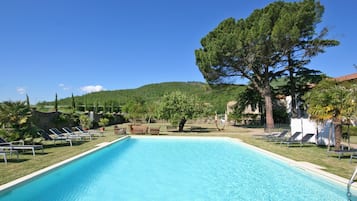 Außenpool (je nach Saison geöffnet), Liegestühle