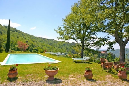 Alberca al aire libre por temporada y sombrillas en la alberca