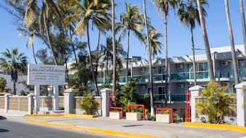 Vista frontal de la propiedad