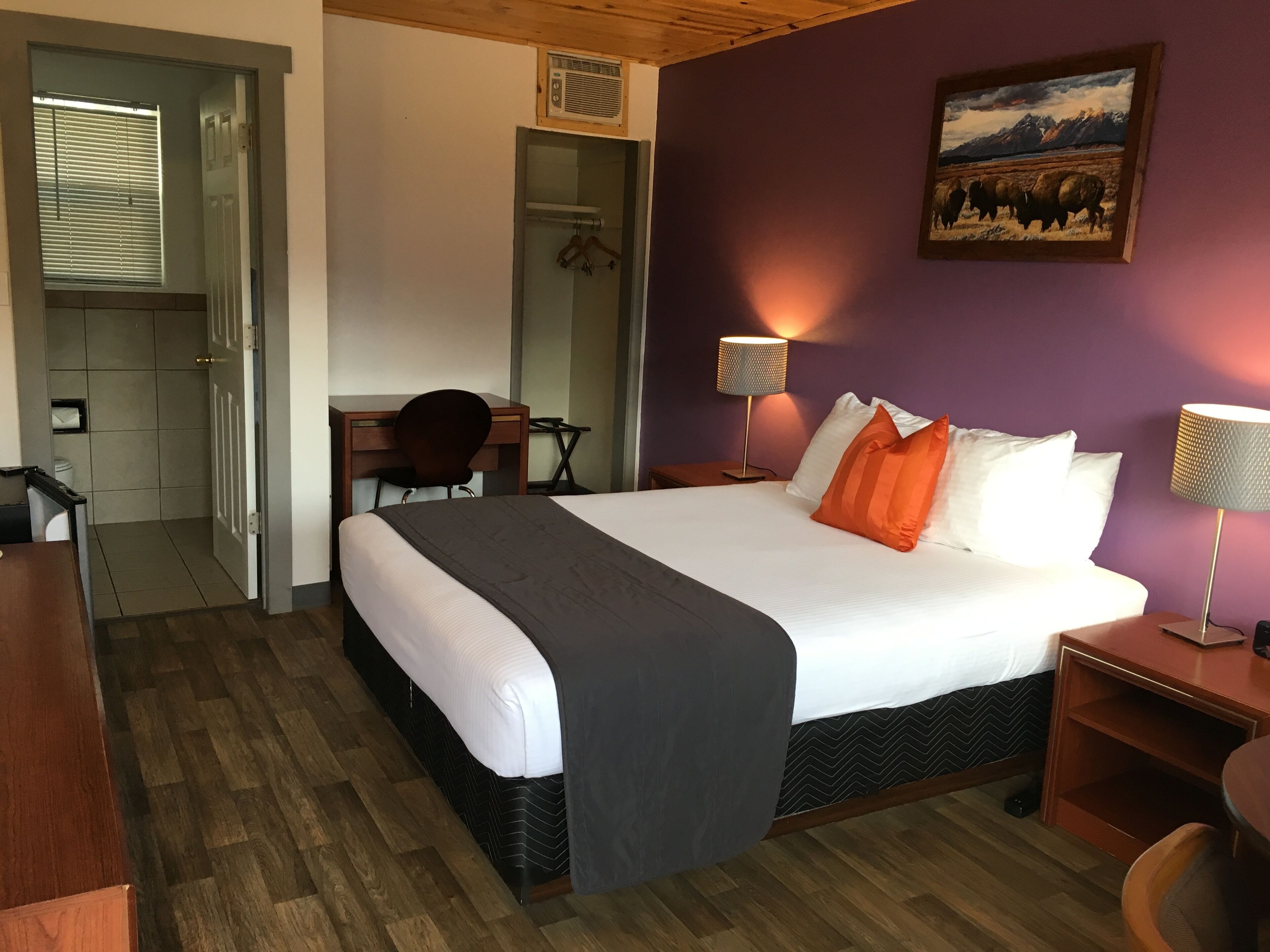 Single Queen | Free WiFi, bed sheets