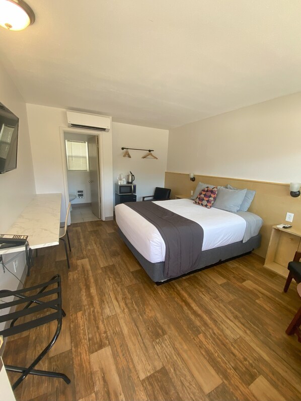 Modern Single Queen | Free WiFi, bed sheets