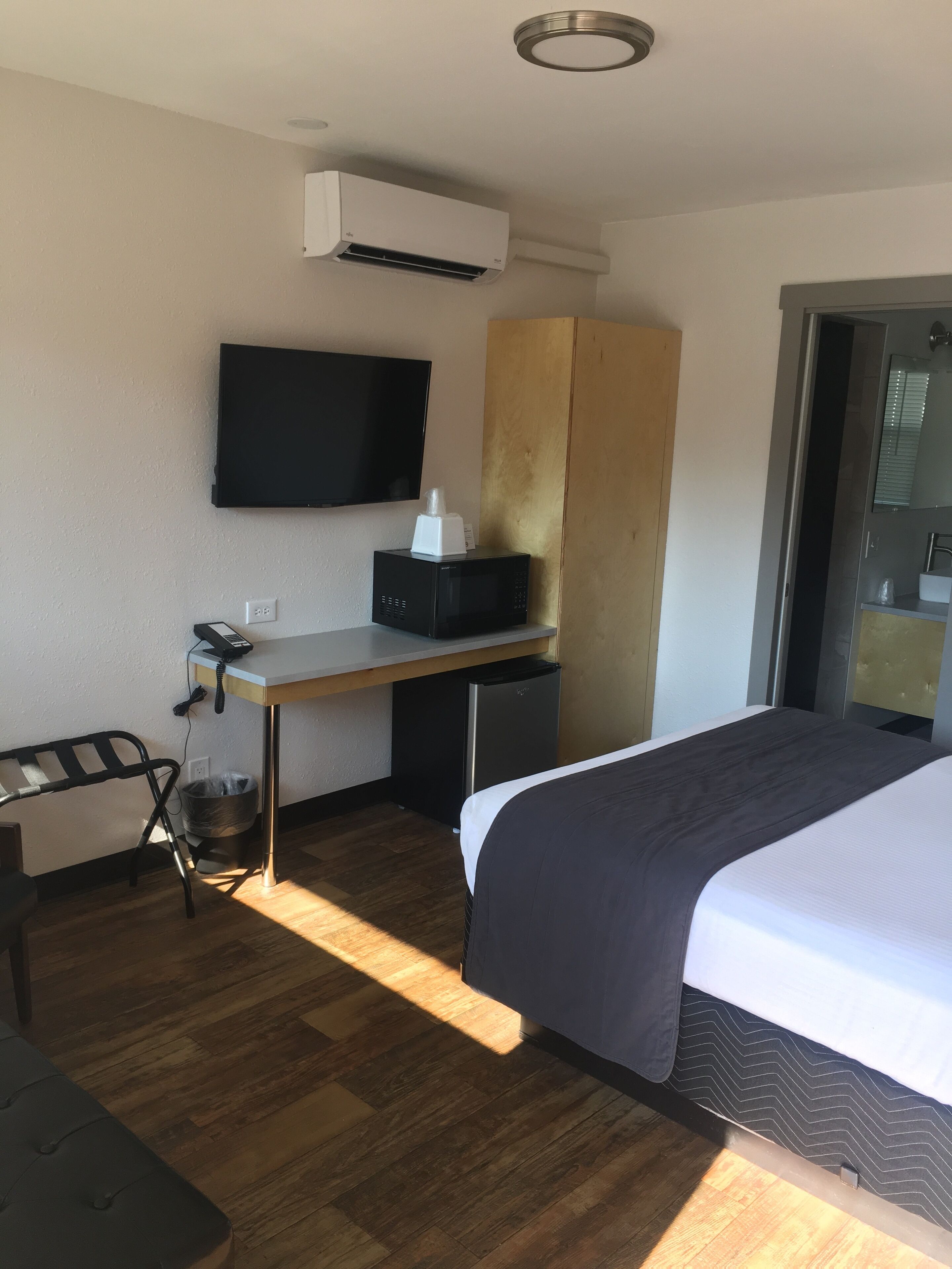 Modern Single Queen | Free WiFi, bed sheets