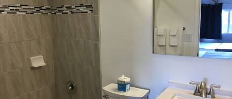 Et badeværelse med badekar, toilet og vask.
