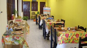 Free daily buffet breakfast  - Pousada Mar Azul Morro (Cairu)