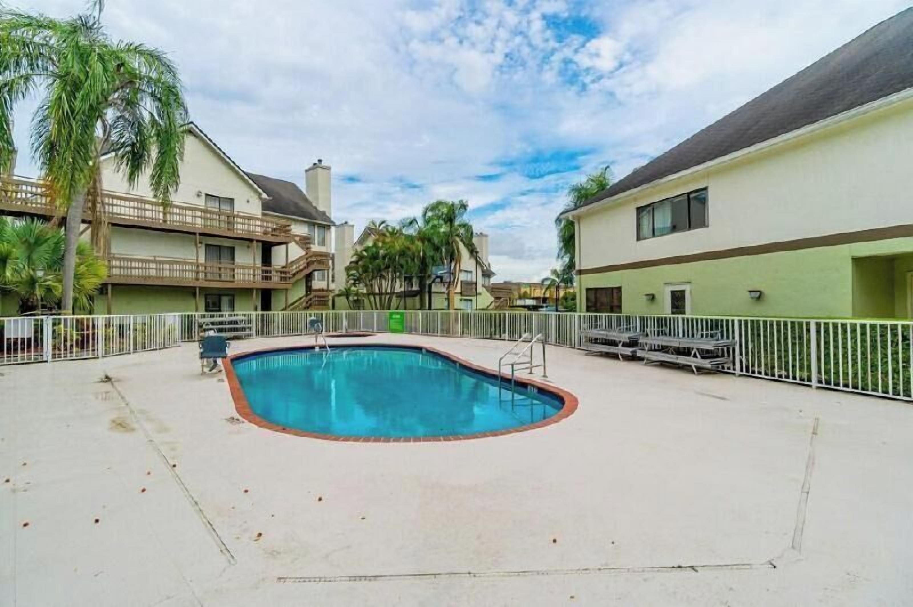 Pool | Outdoor pool, sun loungers
