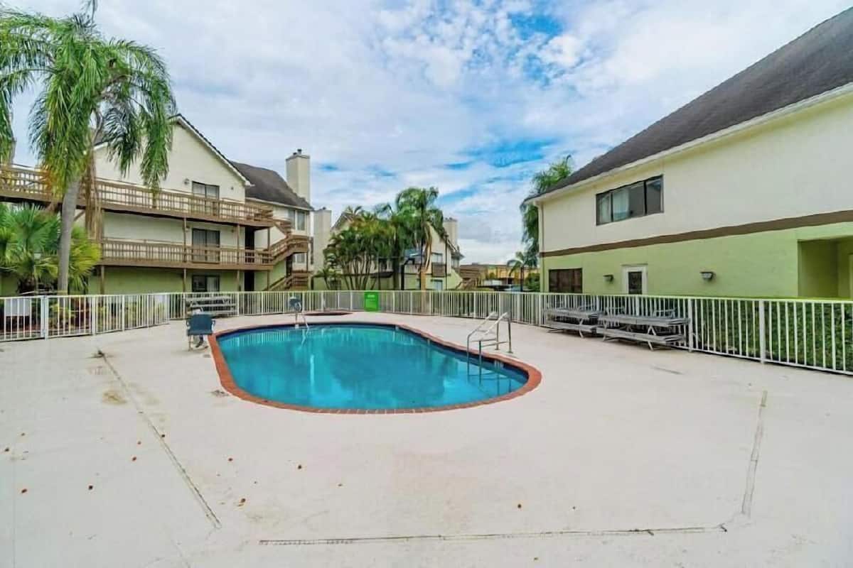 Pool | Outdoor pool, sun loungers