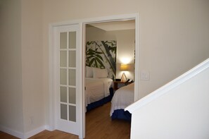 Two Bedroom Penthouse Double | Caja fuerte, mobiliario individual, escritorio y cortinas opacas