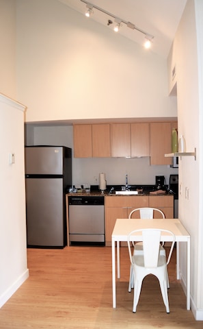 Fridge, microwave, stovetop, dishwasher - Doral Suites (Miami)
