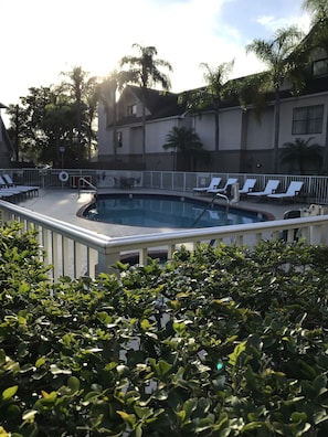 Ulkouima-allas, aurinkotuoleja