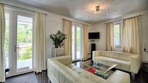 Una sala de estar moderna con un sofá, una mesa de centro y una televisión.