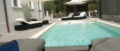 Außenpool (je nach Saison geöffnet), Sonnenschirme, Liegestühle