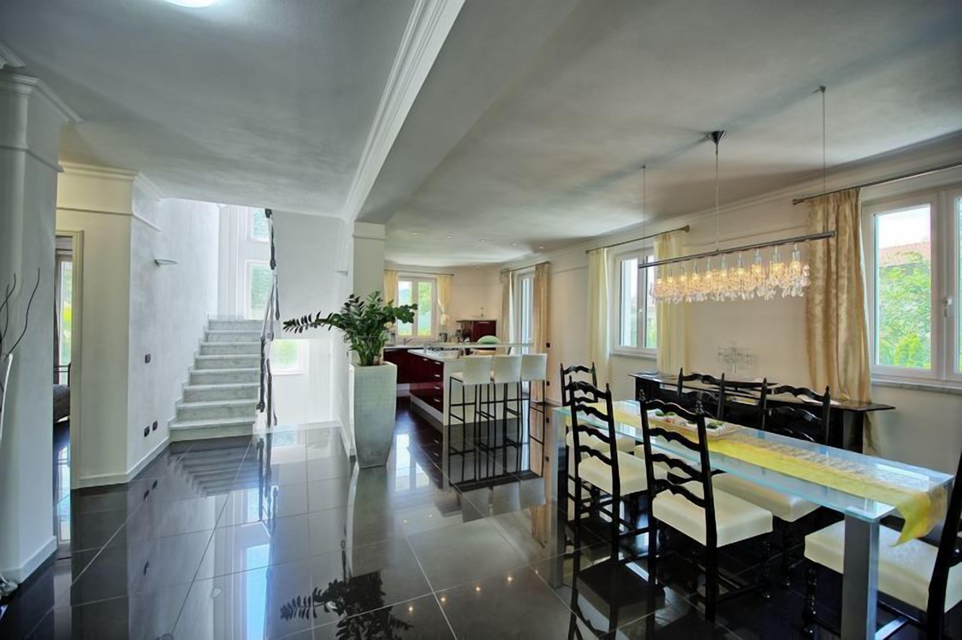 Panoramic Villa, 4 Bedrooms (Villa Raffaela) | In-room dining