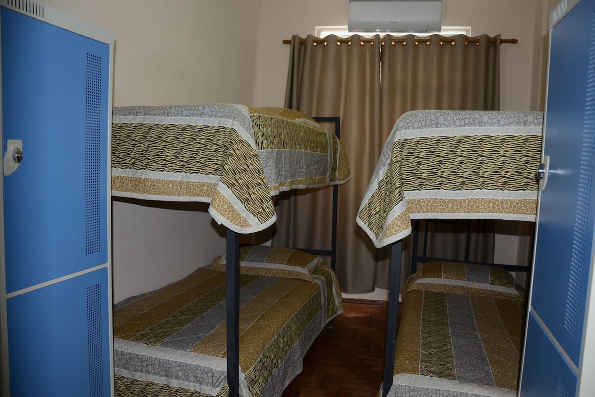 Quarto quádruplo | Frigobar, cofres nos quartos, cortinas blackout, Wi-Fi de cortesia