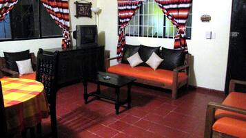 Living area | 32-inch TV with cable channels