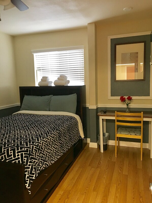 Habitación estándar, 1 cama matrimonial, baño compartido | Insonorización, wifi gratis y acceso para silla de ruedas 