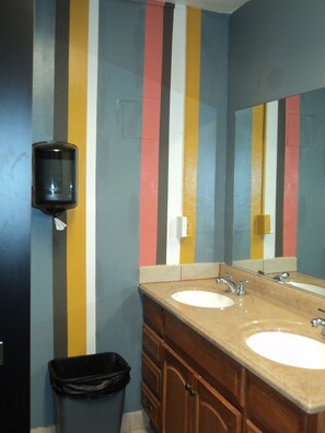 Amenidades de baño gratuitas y toallas 