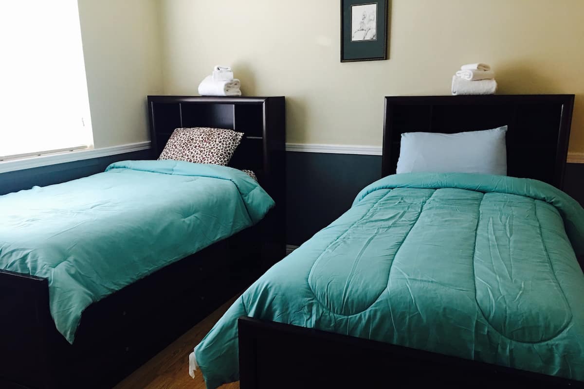 Standard Room, 2 Single Beds, Shared Bathroom