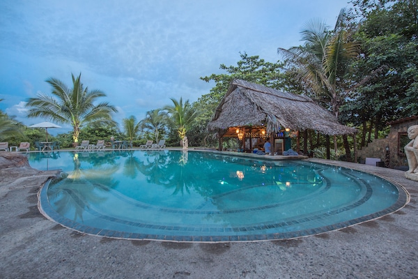 Piscina externa, guarda-sóis, espreguiçadeiras