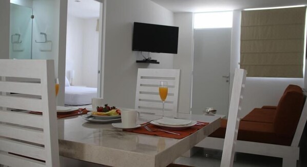 Superior-Apartment | Essbereich im Zimmer