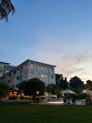Front of property - Hotel Suisse (Kandy)