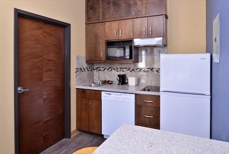 Fridge, microwave, stovetop, coffee/tea maker