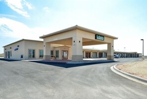 Exterior - La Bonita Inn & Suites (Crane)