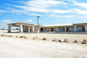 Property entrance - La Bonita Inn & Suites (Crane)