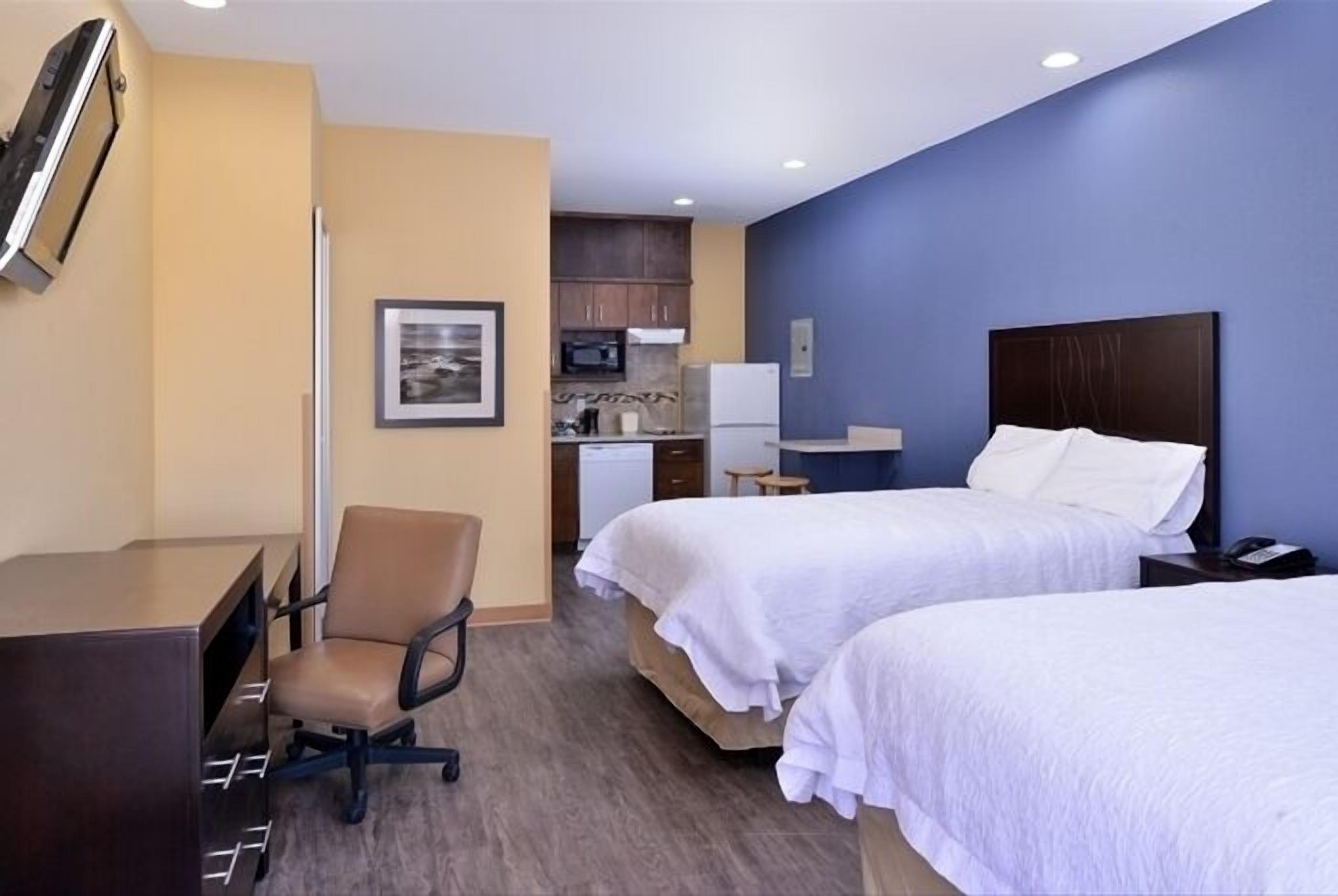 Refrigerador, microondas, parrilla de estufa y cafetera y tetera 