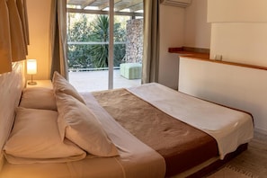 2 kamar tidur, brankas, kedap suara, dan setrika/meja setrika