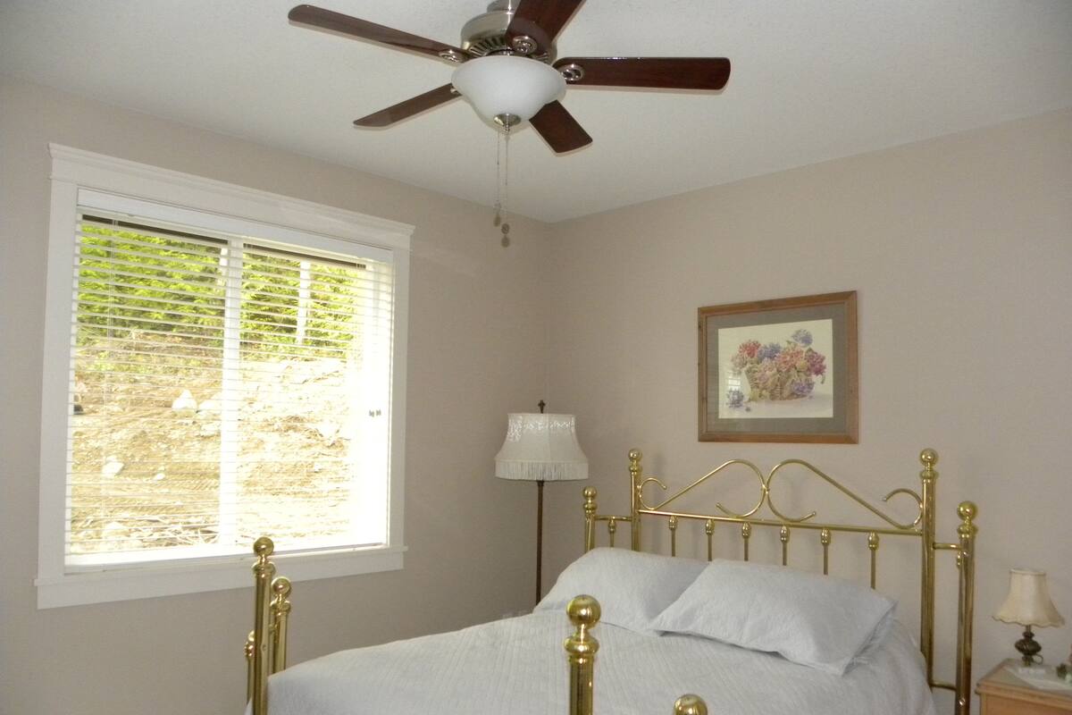 Room, 1 Queen Bed, Shared Bathroom