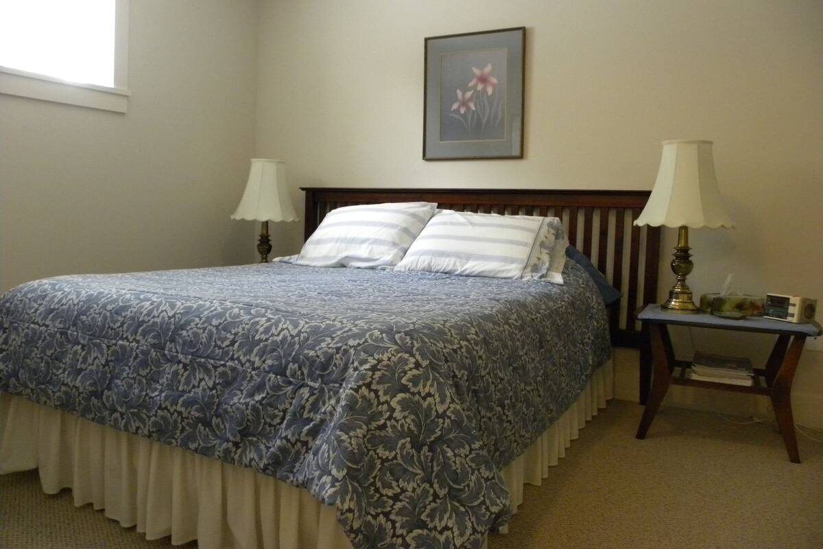 Deluxe Suite, 1 Queen Bed, Private Bathroom