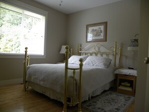 Room, 1 Queen Bed, Shared Bathroom | Soundproofing, free WiFi - Hillcrest Ave Bed & Breakfast (Ladysmith)