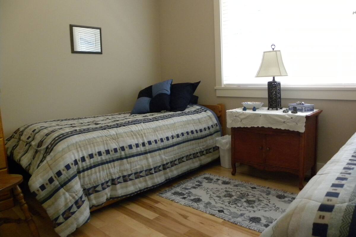 Room, 2 Single Beds, Shared Bathroom