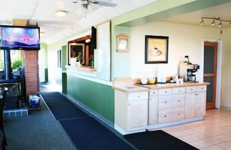 Lobby. Woodland Motor Inn