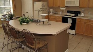 Casa Deluxe, 4 habitaciones, alberca privada | Cocina privada | Cafetera y tetera, refrigerador con congelador y microondas 
