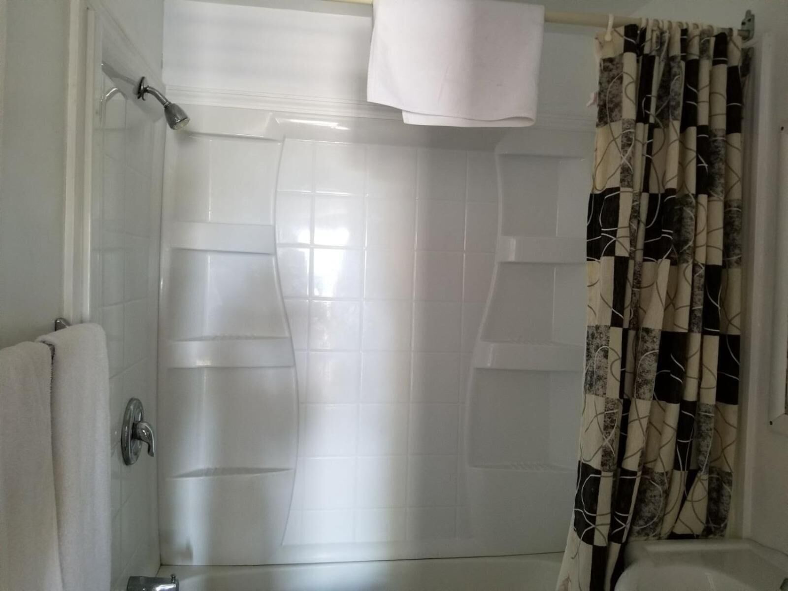 Ensemble douche/baignoire, serviettes fournies