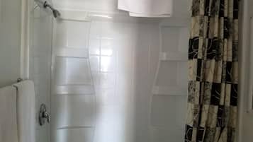 Combined shower/bathtub, towels