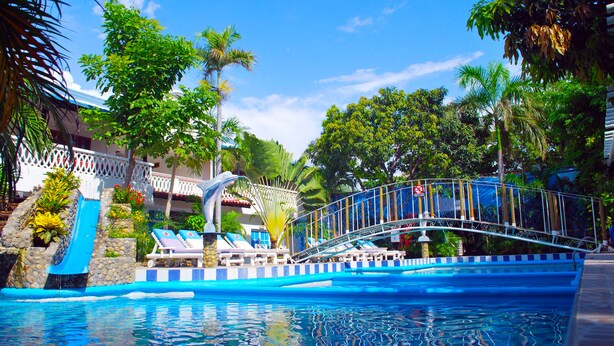 2 kolam renang indoor, dengan kursi berjemur