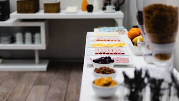 Sudah termasuk sarapan lengkap setiap hari