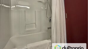Chambre Standard, 2 lits doubles | Bureau, fer et planche à repasser, accès au Wi-Fi (inclus)