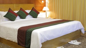 Suite | Minibar, in-room safe, desk, blackout curtains - Amazing Kengtong Resort (Kengtung)