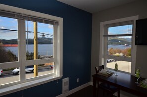 Deluxe Suite, Ocean View | Living area