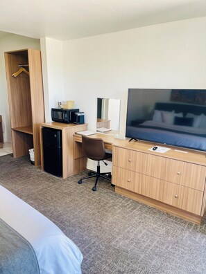 Room, 1 King Bed | Premium bedding, desk, laptop workspace, blackout drapes - Blue Sage Inn & Suites (Blanding)