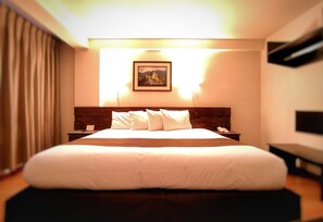 Kamar Double (Matrimonial) | Seprai antialergi, brankas, meja kerja, dan ruang kerja ramah laptop