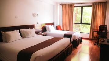 Ropa de cama hipoalergénica y caja de seguridad en la habitación