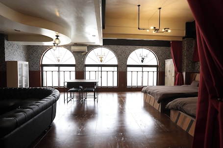 Cubrecamas, decoración personalizada, muebles diferentes y escritorio