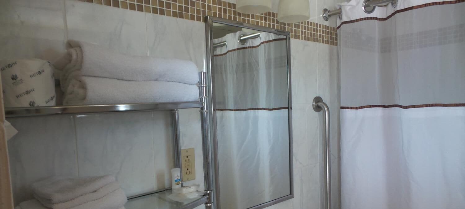 Douche, douche hydromassante, articles de toilette gratuits